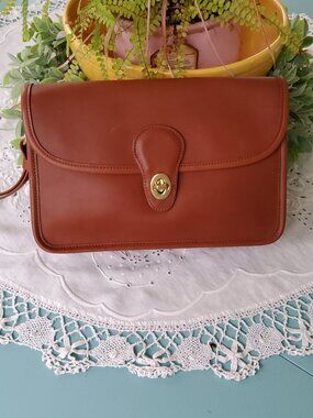 Never Used Vintage Coach British Tan Turnlock Wristlet 9971 with Hangtag